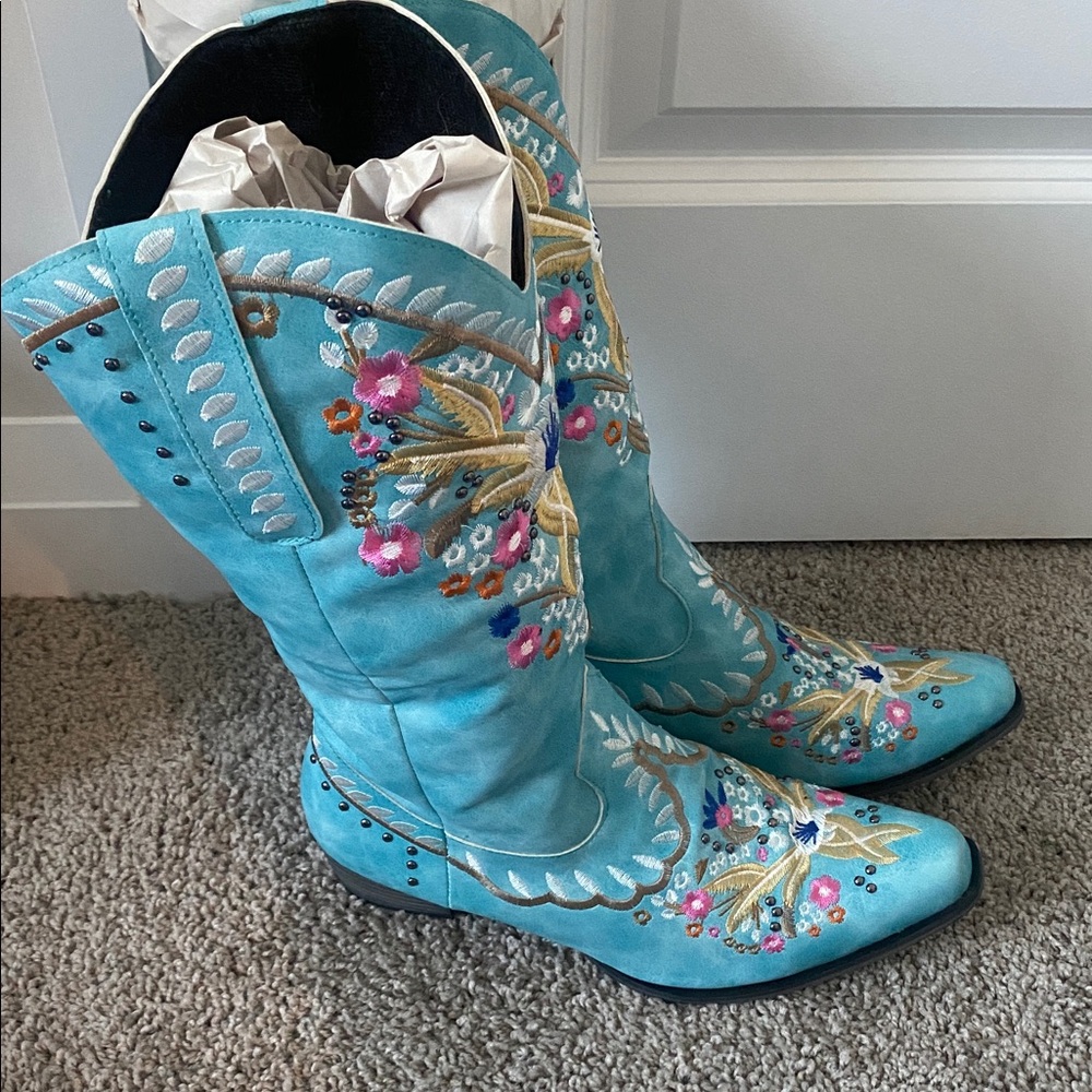 Embroidered Turquoise Western Boots - Picture 5 of 9